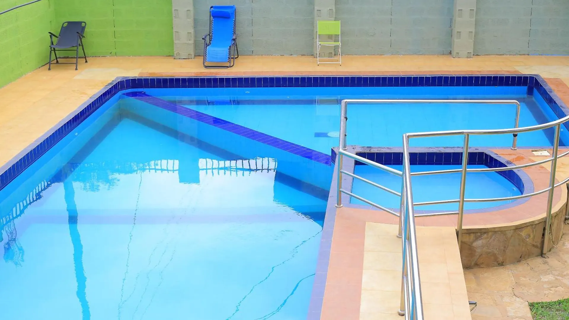 Golden Suites Hotel عنتيبي